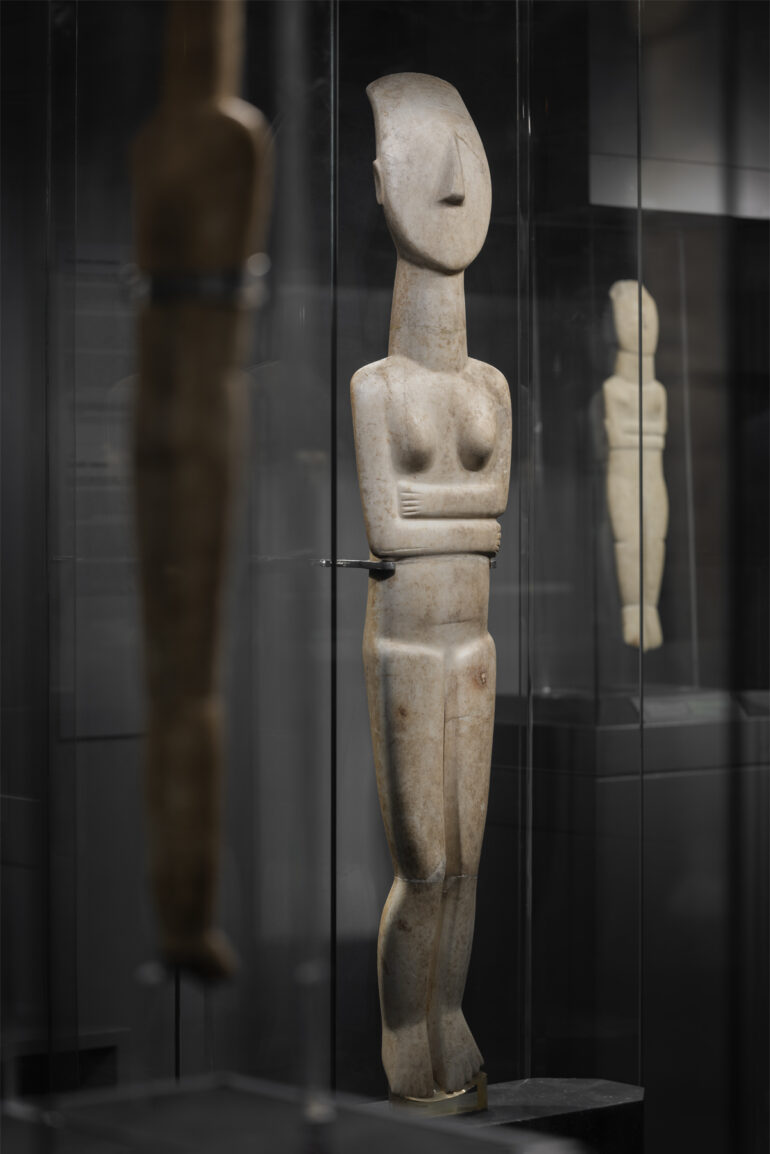 Marble female statue, 2700 – 2400/2300 BC Museum of Cycladic Art, ΝΓ0724 © Museum of Cycladic Art Photo: Paris Tavitian